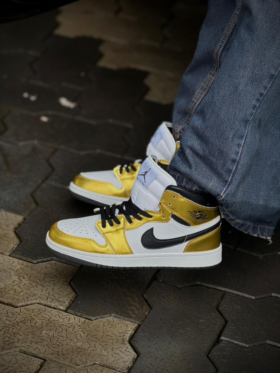 NIKE AIR JORDAN ONE SHOES