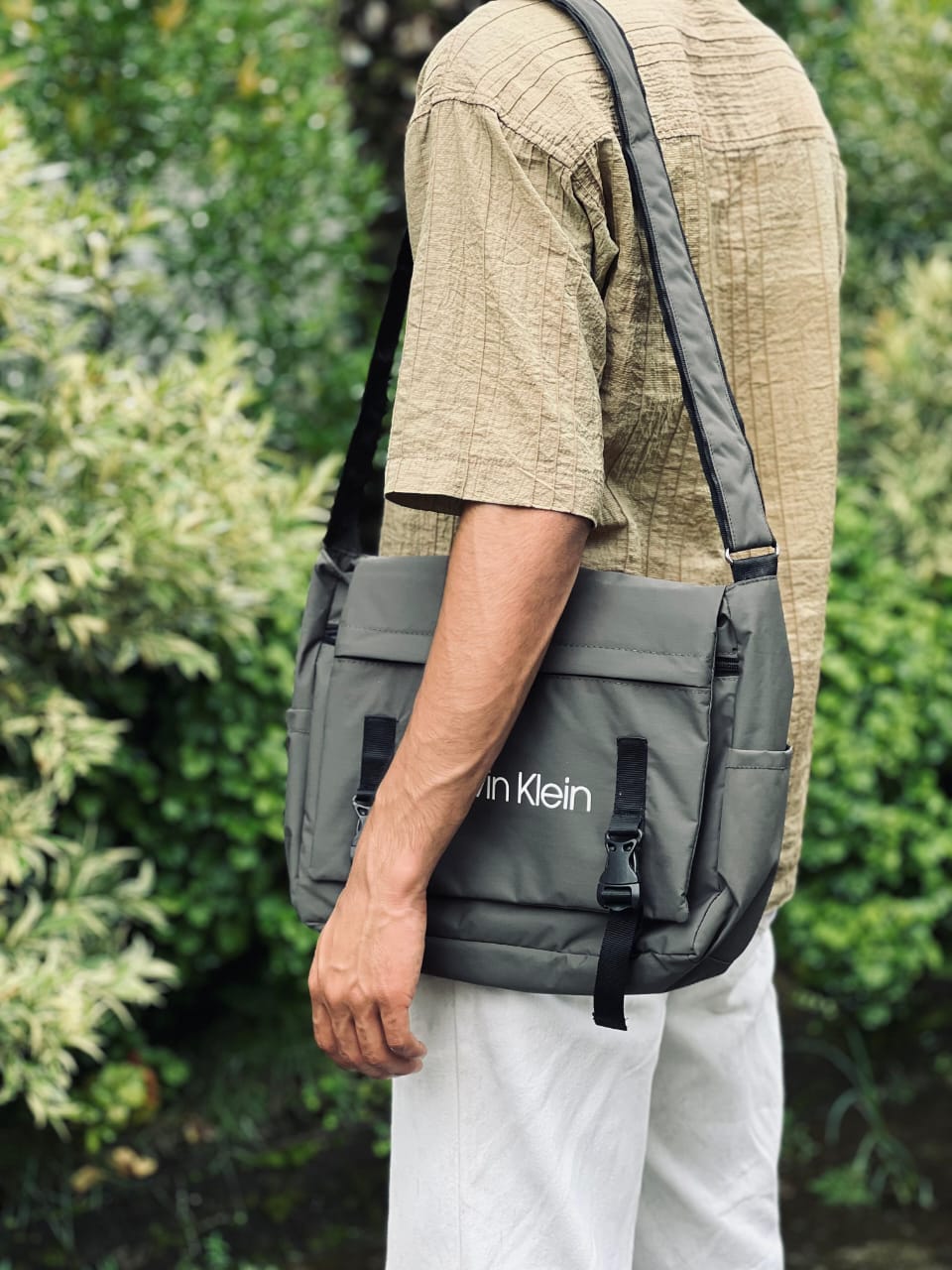 CALVIN KLEIN MESSENGER BAG |
Clip edition