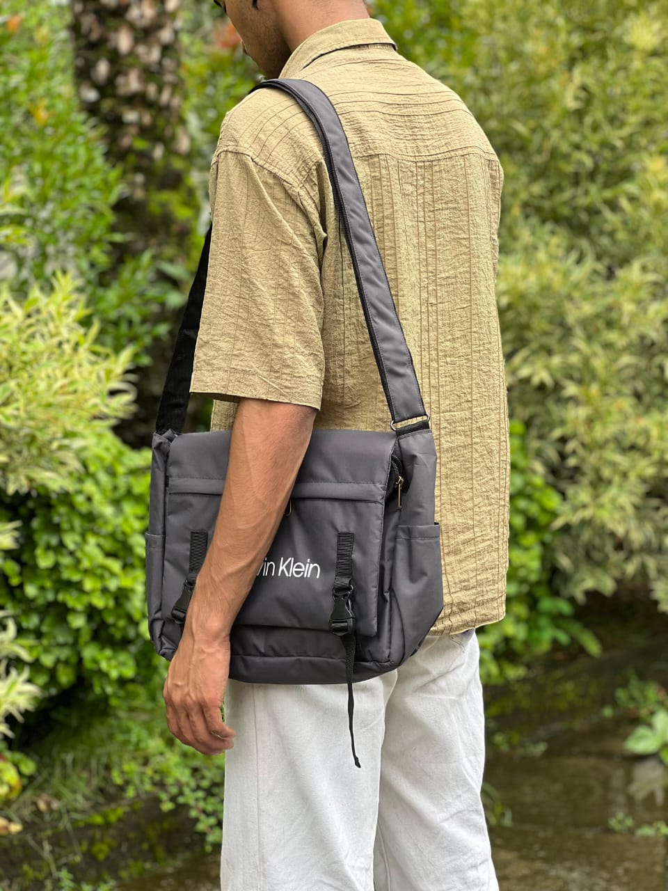 CALVIN KLEIN MESSENGER BAG |
Clip edition