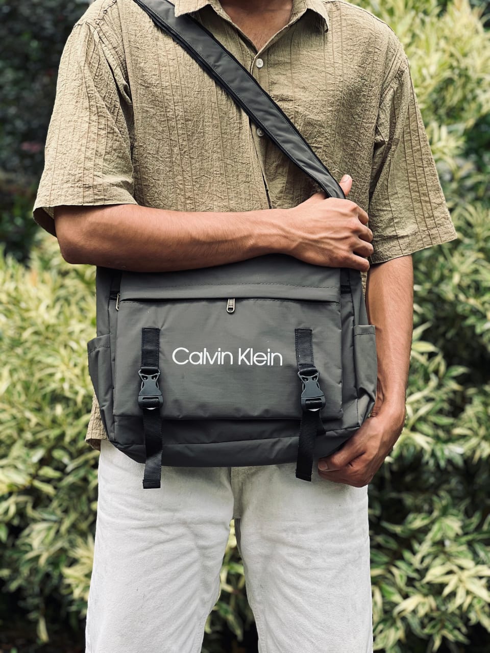 CALVIN KLEIN MESSENGER BAG |
Clip edition